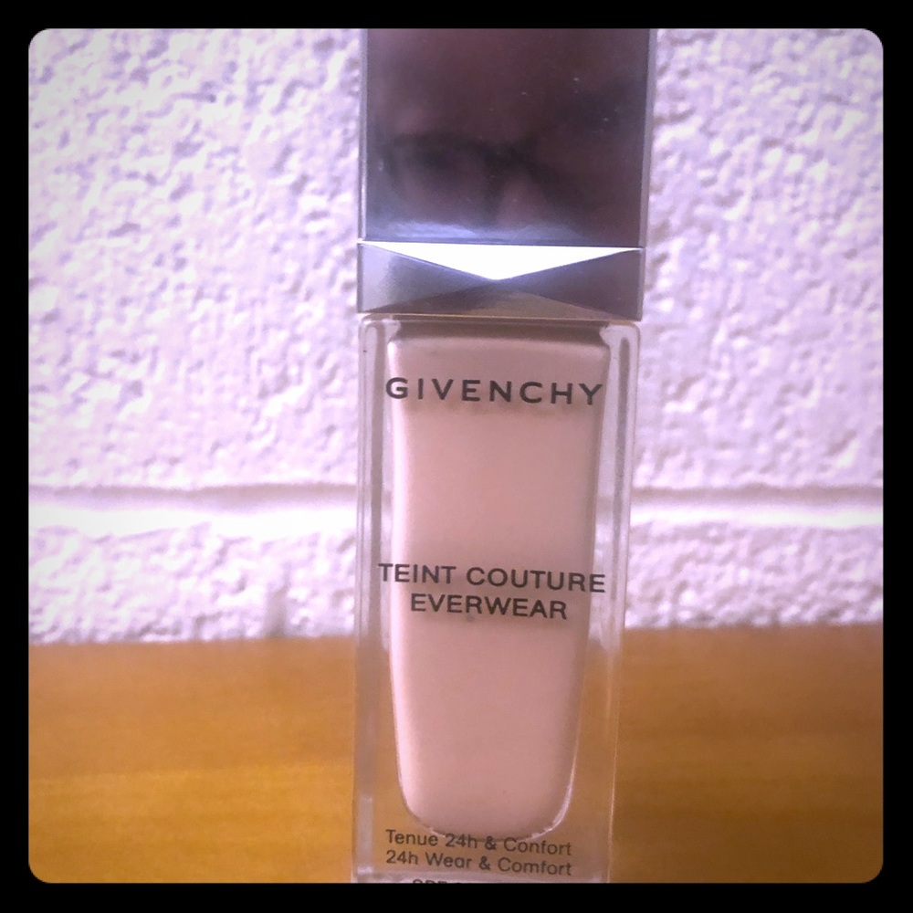 Givenchy foundation P110